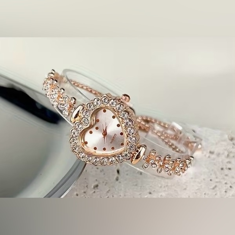 Elegant Heart-Shaped Rose Gold Bracelet - Picture 5 of 6